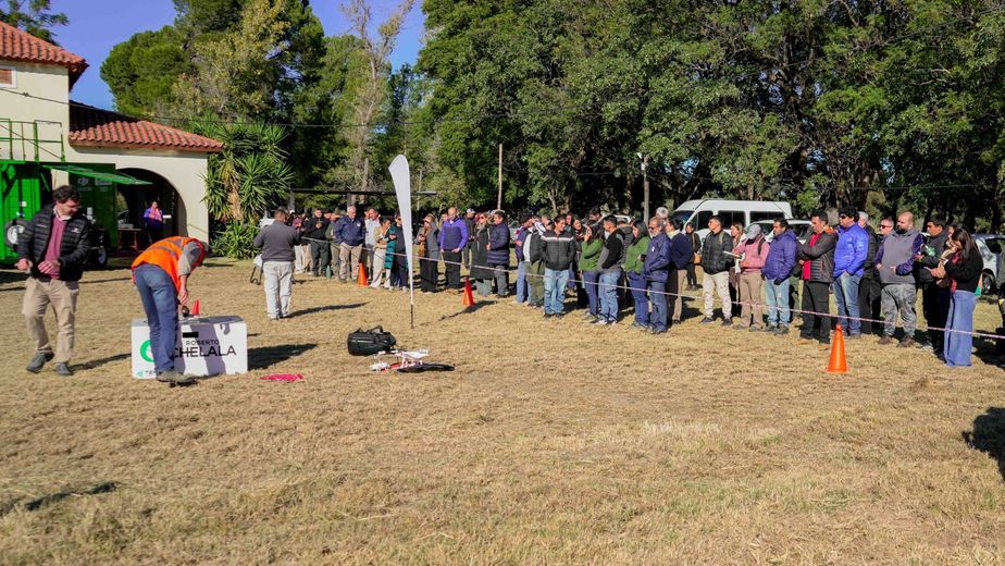 Tecnología aplicada al campo: capacitaron sobre manejo de drones agrícolas