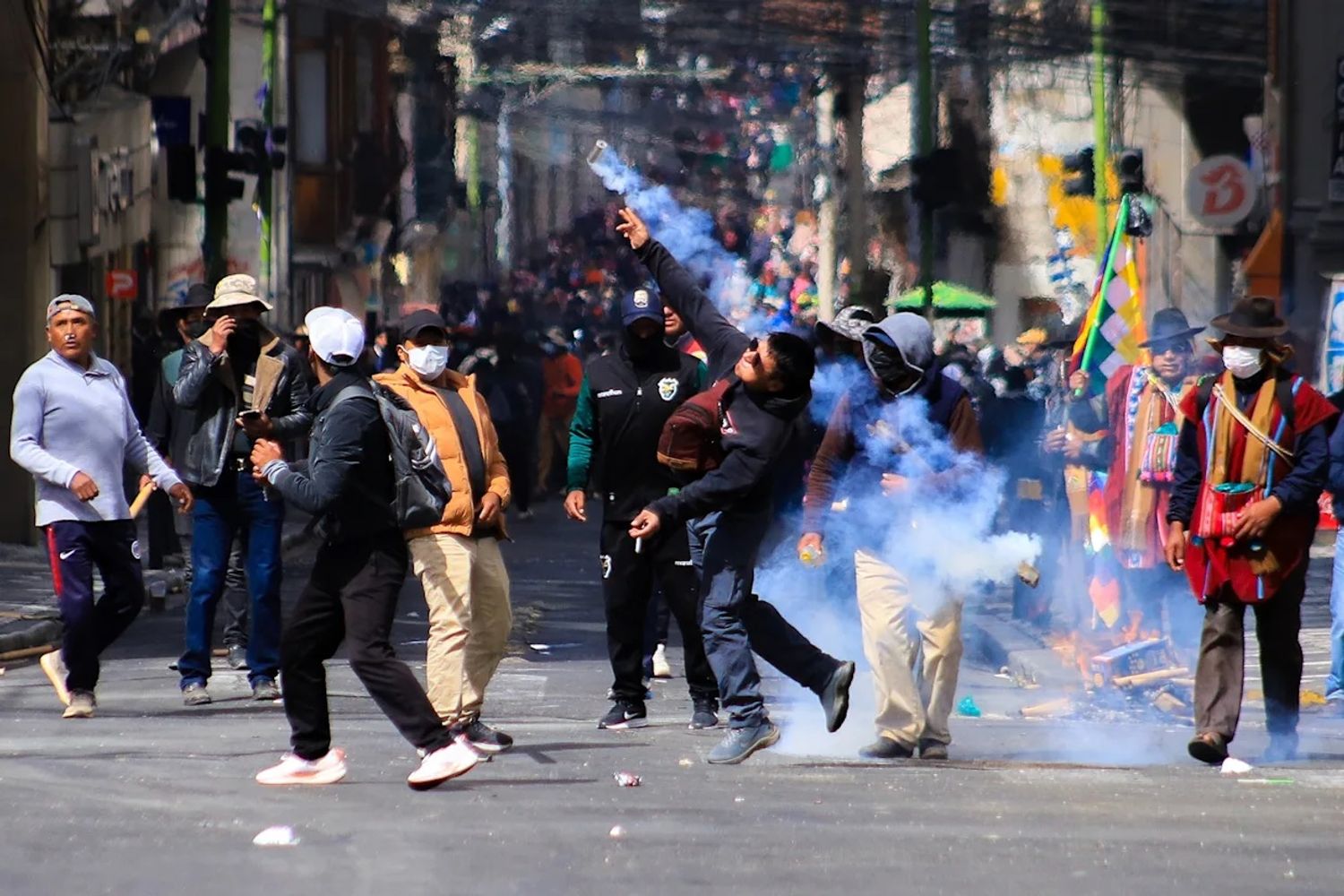 Un manifestante arroja un cartucho de dinamita, durante las protestas y disturbios desatados en La Paz. Manifestantes piden la renuncia del presidente Rodrigo Paz.