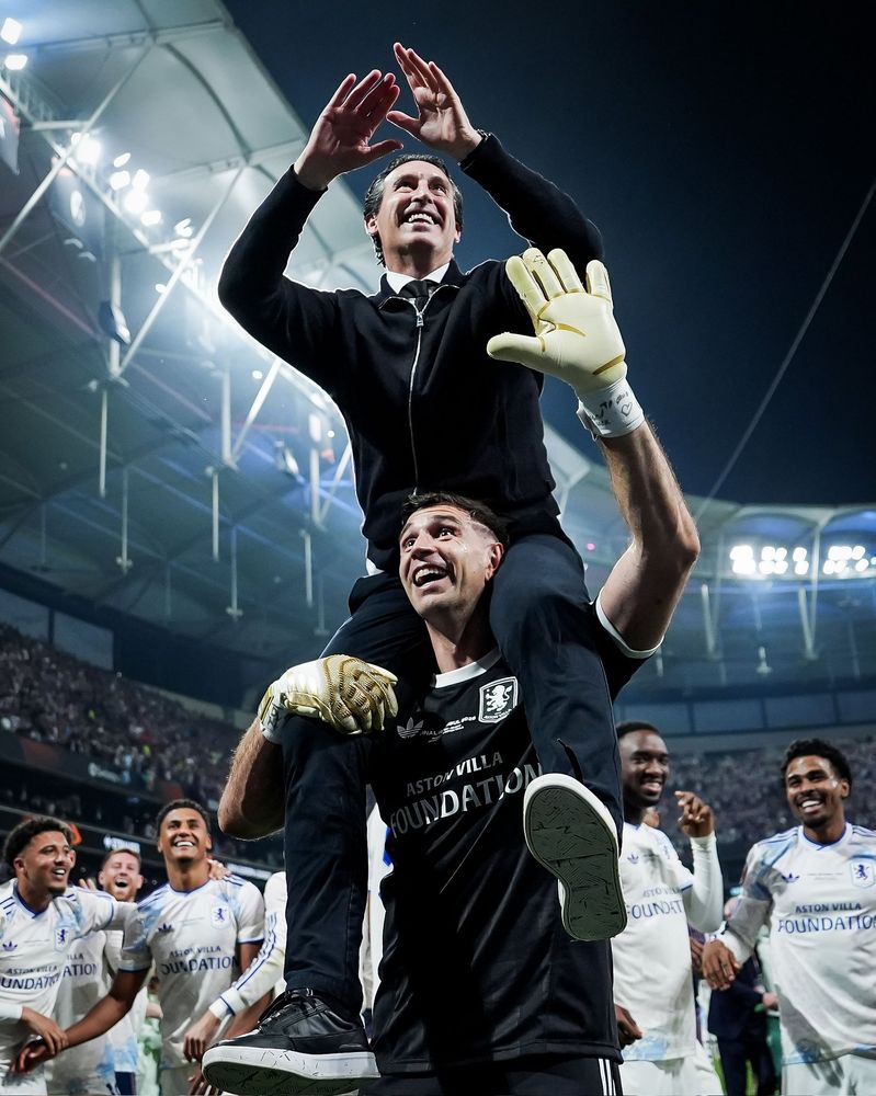 Dibu Martínez y Unai Emery