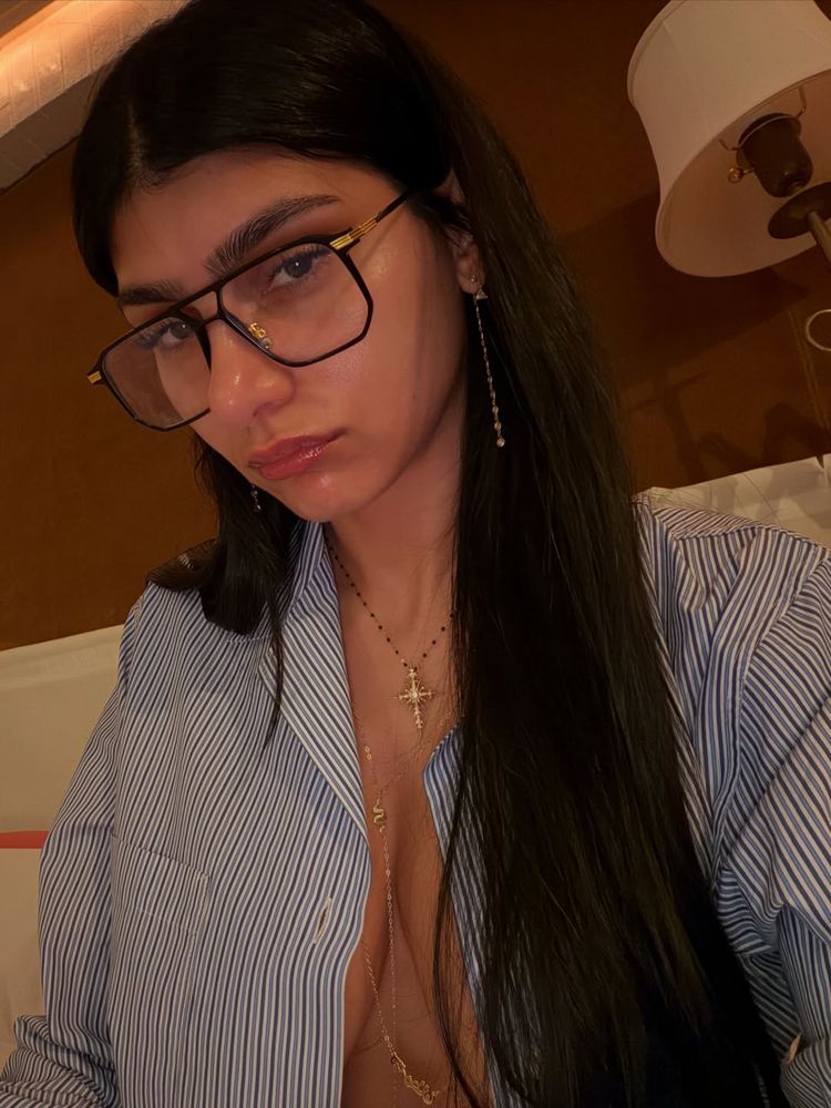 Mia Khalifa arrasó en Instagram con los anteojos tendencia de la temporada y dio cátedra de estilo