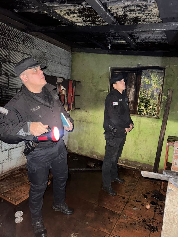Incendio en una vivienda de Puerto Esperanza provocó daños materiales.