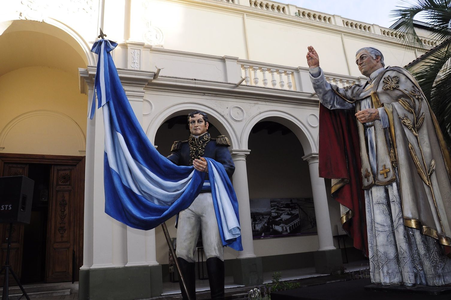 Después de crear la bandera con los colores celeste y blanco en Rosario, el general Belgrano la trajo a Jujuy, donde el 25 de mayo de 1812 la bendijo el canónigo Juan Ignacio Gorriti y luego la tropa y la comunidad le juraron fidelidad.