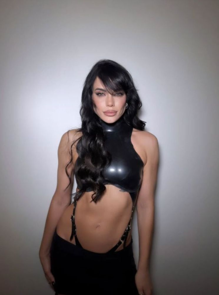 Emilia Attias arrasó con un look total black de látex y desbloqueó una nueva necesidad