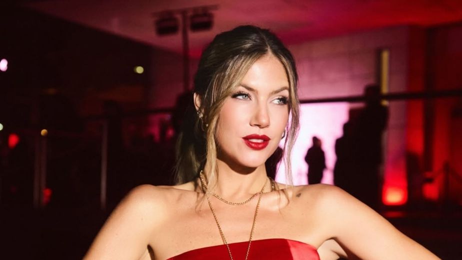 A lo China Suárez: Stephanie Demner eligió el abrigo de la temporada y marcó tendencia con un look chic y elegante