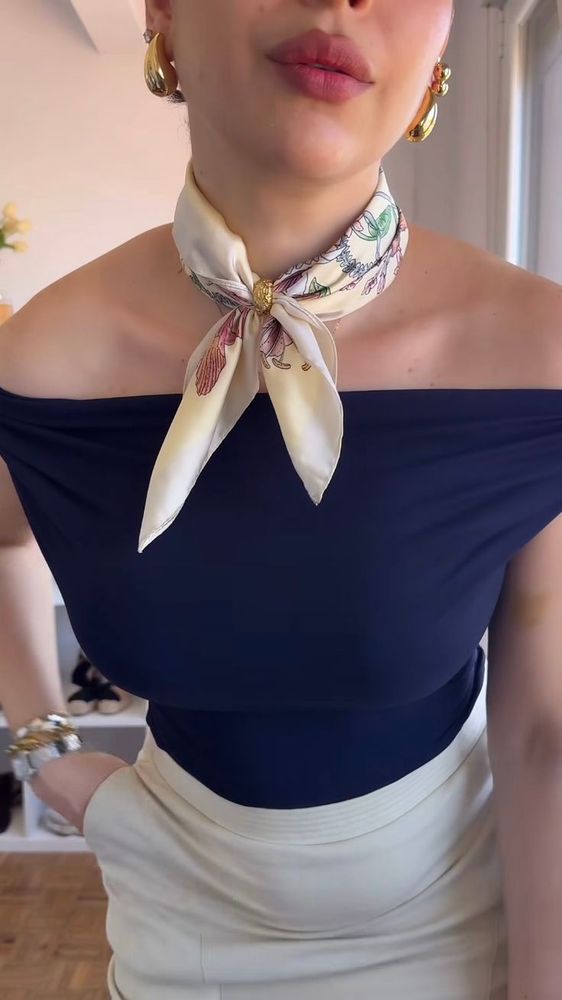 Un simple pañuelo puede transformar un look básico si se amarra de manera estratégica alrededor del cuello.