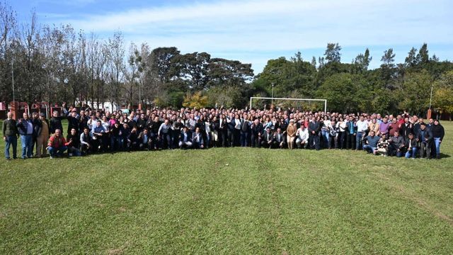El gobernador encabezó un encuentro con referentes del Partido Justicialista, comisionados comunales y funcionarios provinciales para evaluar programas y prioridades de gestión.