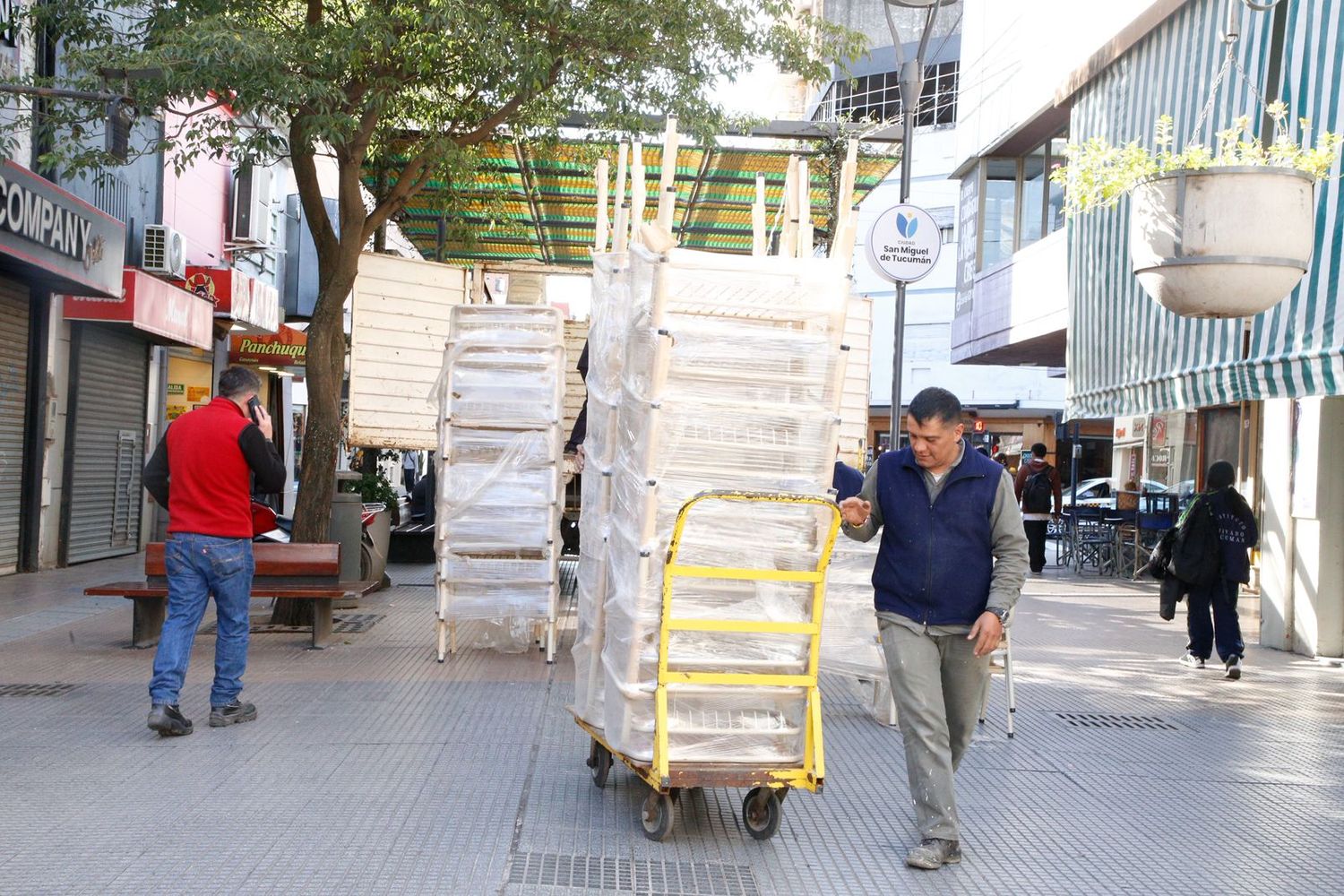 La primera tanda de mobiliario será actualizada según un nuevo relevamiento de necesidades escolares.