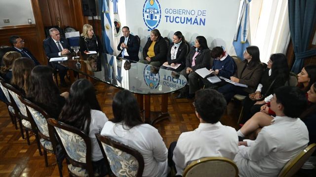 Jaldo recibió a la comunidad de la Escuela Normal y anunció una reparación integral del edificio.