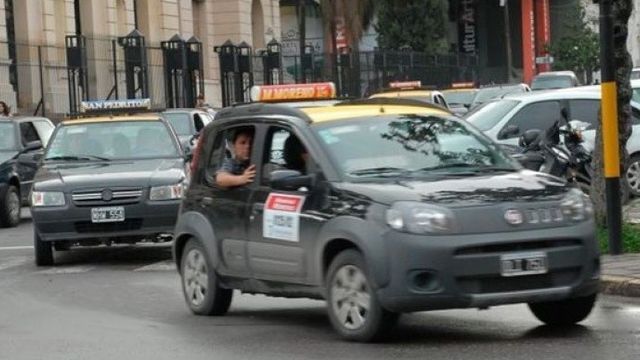 En San Salvador de Jujuy funciona un sistema de "taxis compartidos" que tiene diferentes circuitos fijos establecidos para vincular algunos barrios con el centro de la ciudad.