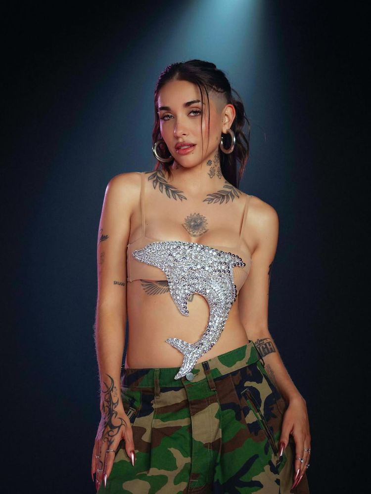 Pantalón camuflado y top delfín: María Becerra arrasó con el look más llamativo del momento