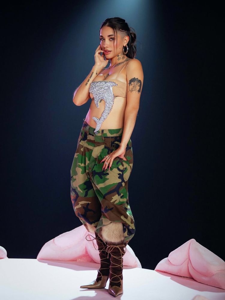 Pantalón camuflado y top delfín: María Becerra arrasó con el look más llamativo del momento