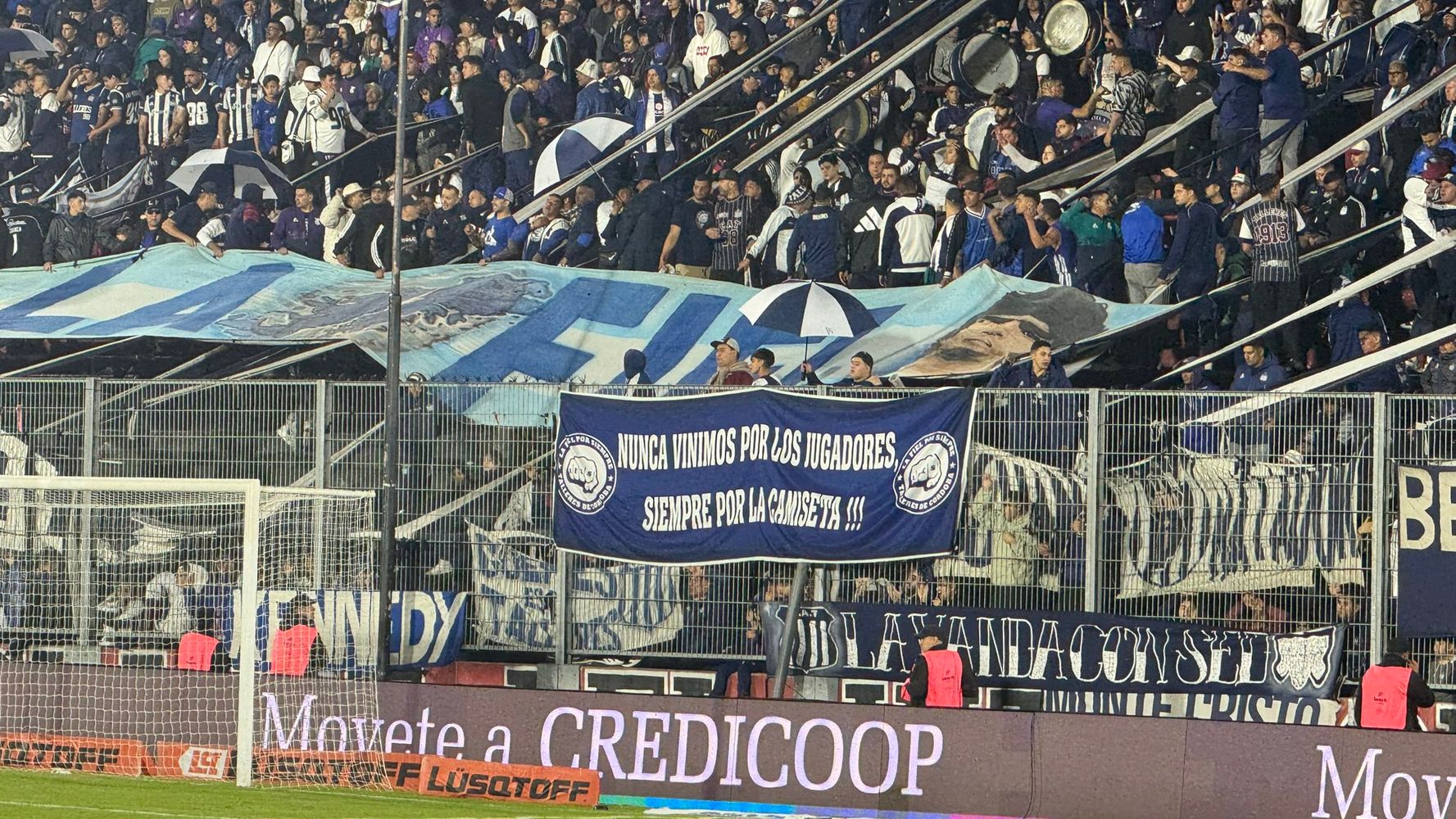 Los hinchas expresaron su indignación por el momento crucial de Talleres.