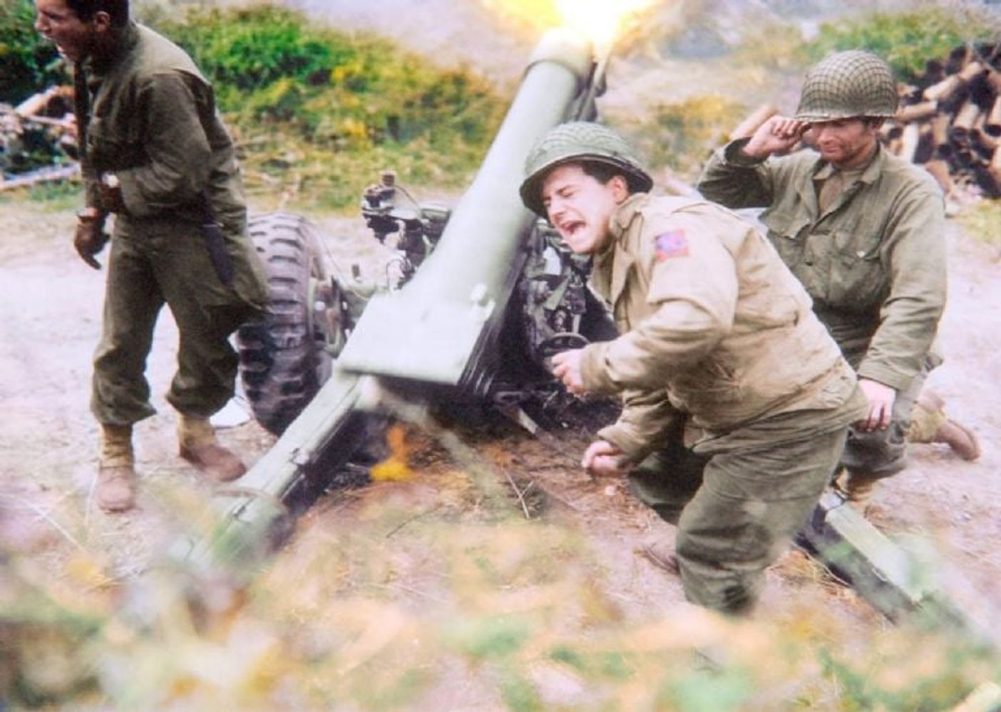 Artilleros estadounidenses disparan un obús en el frente de combate.