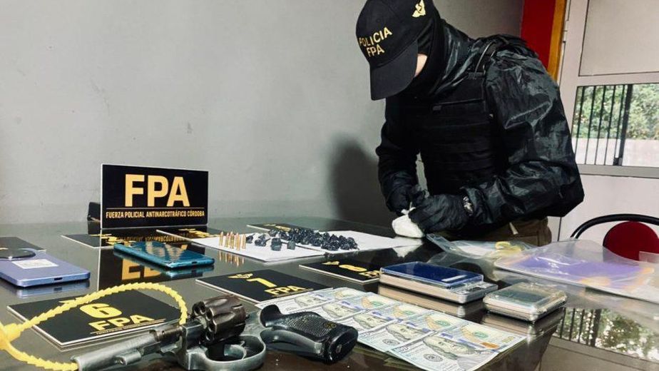 La FPA detuvo a dos hombres en Arroyito por comercialización de drogas y secuestró un arma