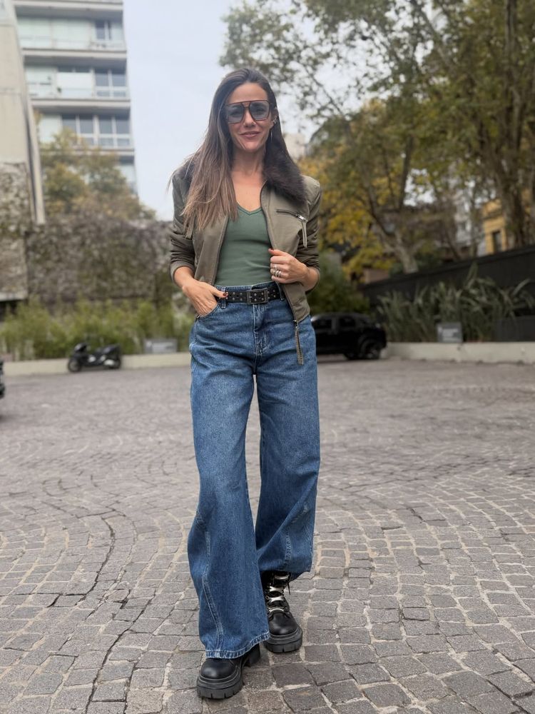 Luciana Rubinska eligió el color verde en tendencia y lo combinó a la perfección con el jean denim de la temporada