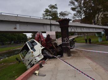 Un camión chocó contra un puente de la Costanera de Córdoba y casi cae al río: impactantes videos