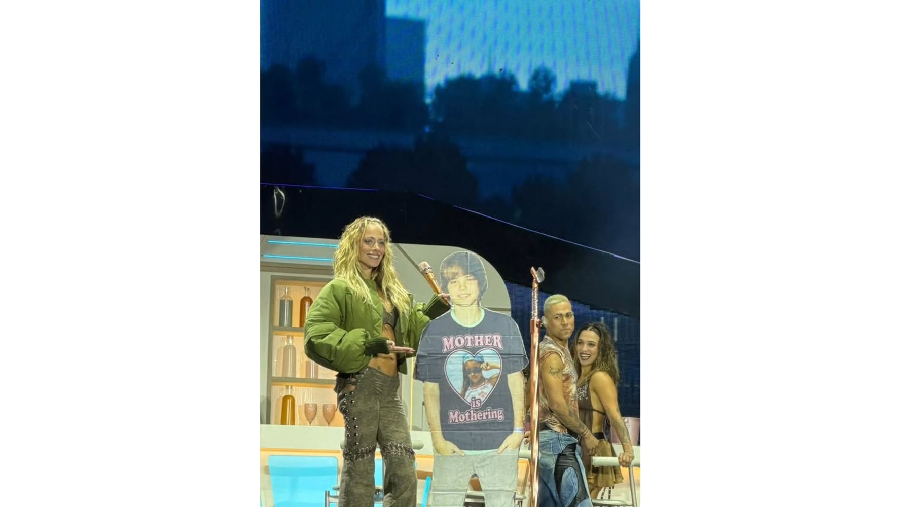 Tini con una gigantografía de Justin en un show de FUTTTURA.