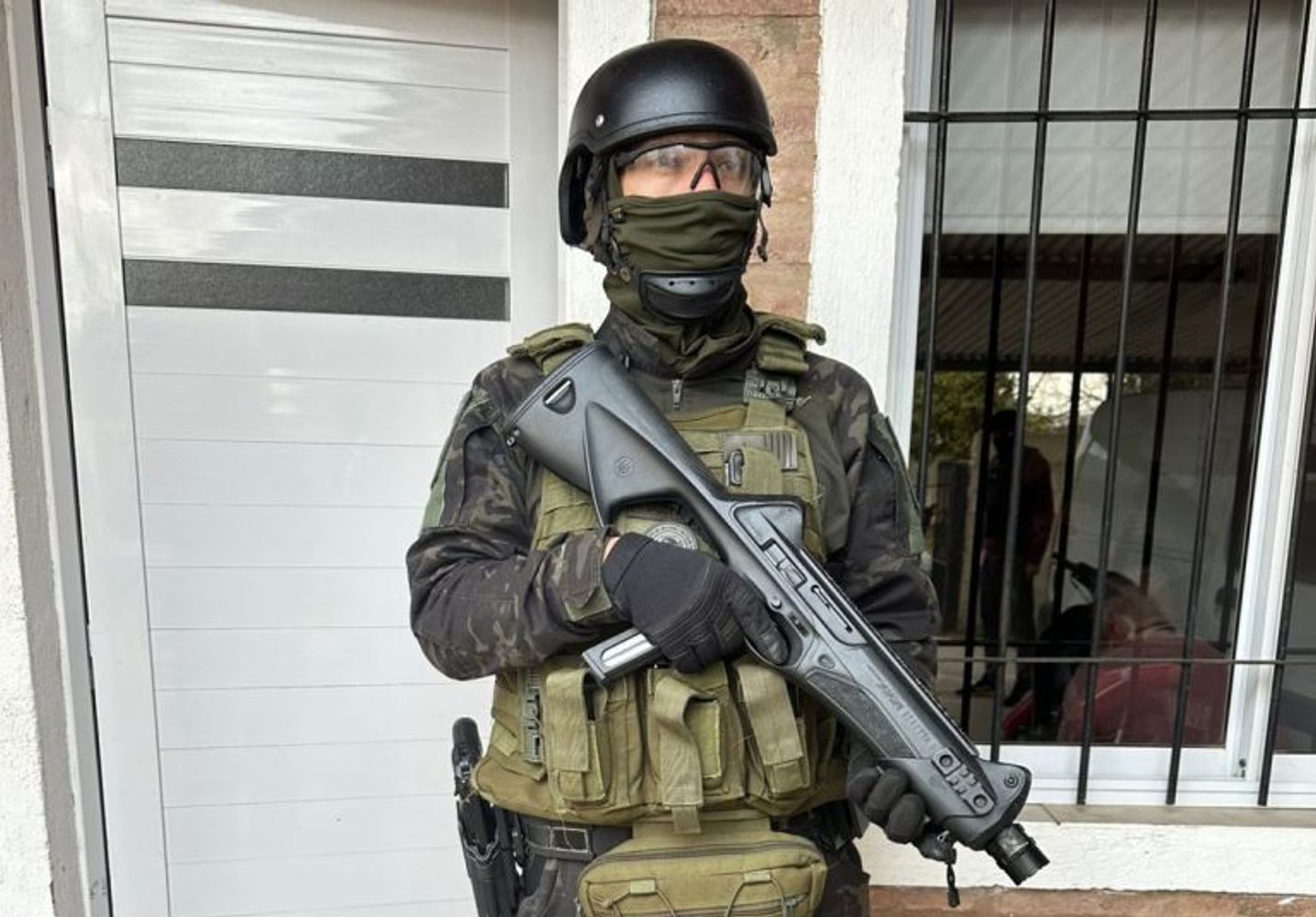 La FPA detuvo a dos hombres en Arroyito por comercialización de drogas y secuestró un arma