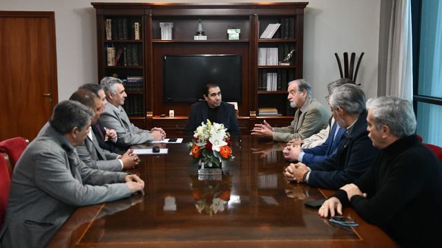 El catedrático español doctor Antonio Embid Irujo compartió su experiencia ante la Comisión Especial de Emergencia Hídrica de la Legislatura de Tucumán.