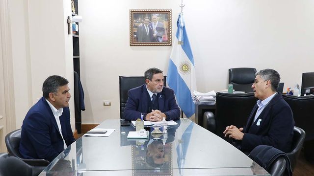 El ministro doctor Luis Medina Ruiz recibió a Enrique Salvatierra para revisar la atención de pacientes tucumanos derivados a centros de alta complejidad.