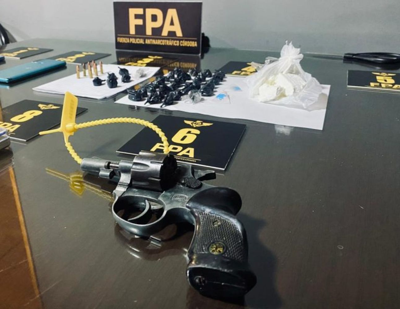 La FPA detuvo a dos hombres en Arroyito por comercialización de drogas y secuestró un arma