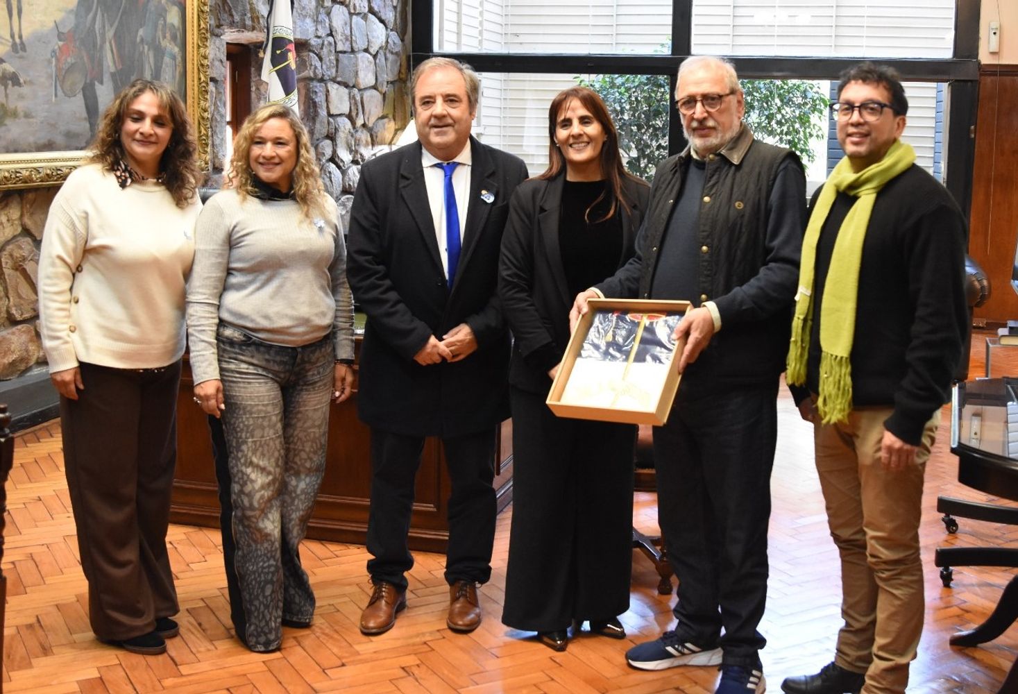 El coordinador del Área de Actividades Científicas de la Secretaría de Educación de la Nación, Horacio Tignanelli, sostiene en sus manos la Bandera Nacional de la Libertad Civil donada por la Legislatura para ser utilizada en las ceremonias oficiales de la Feria de Ciencias 2026.