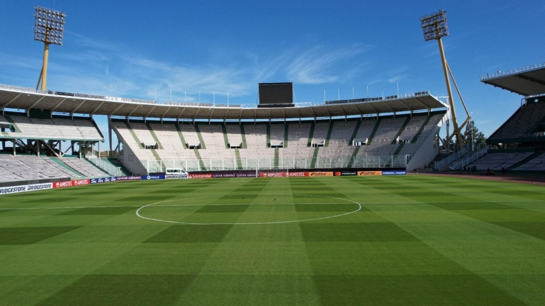 El estadio Mario Alberto Kempes se prepara para el clásico entre Talleres y Belgrano.