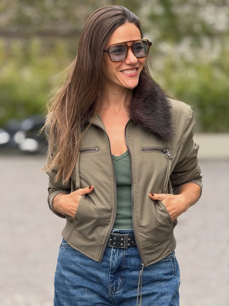 Luciana Rubinska eligió el color verde en tendencia y lo combinó a la perfección con el jean denim de la temporada