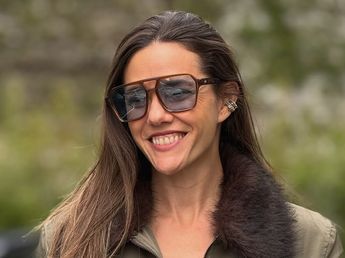 Luciana Rubinska eligió el color verde en tendencia y lo combinó a la perfección con el jean denim de la temporada