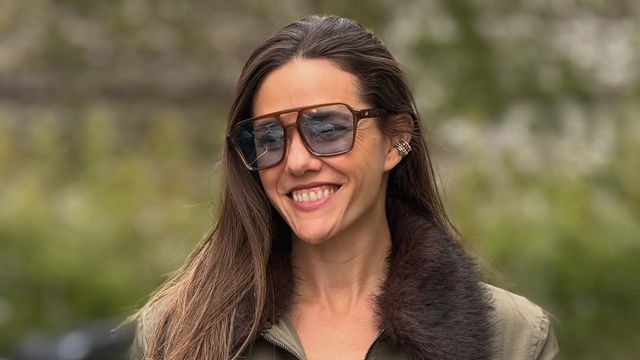 Luciana Rubinska marcó tendencia con el accesorio must del otoño y el abrigo del momento