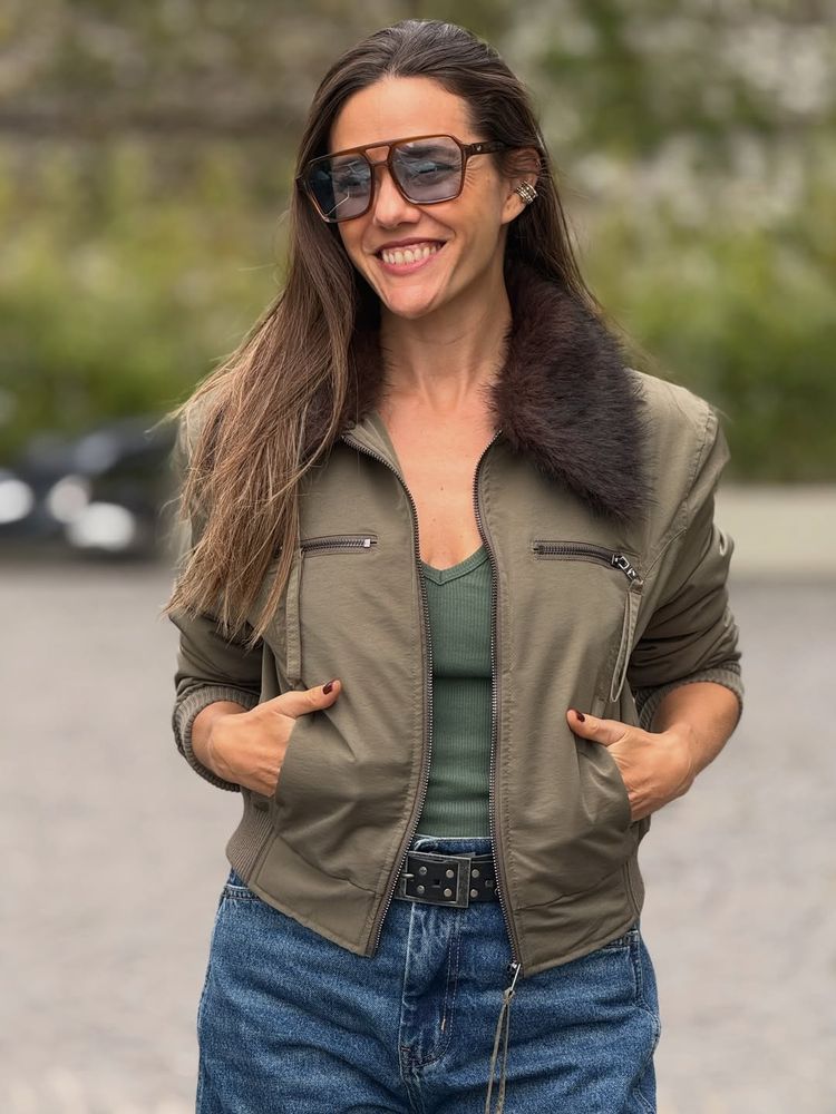 Luciana Rubinska eligió el color verde en tendencia y lo combinó a la perfección con el jean denim de la temporada