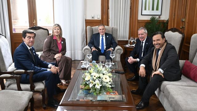 Participaron los gobernadores Gustavo Sáenz, Carlos Sadir y Elías Suárez, junto a autoridades nacionales y provinciales.