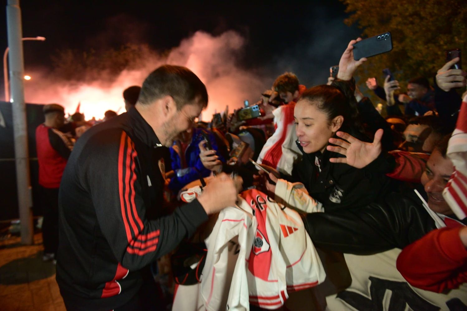 Con el Eduardo Coudet a la cabeza, el plantel de River fue recibido con un banderazo en Córdoba.