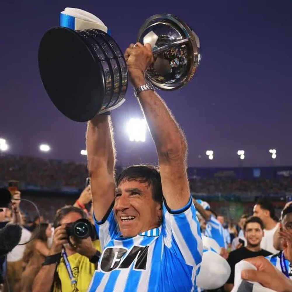 Gustavo Costas tocó el cielo con las manos en Racing por las copas ganadas. 