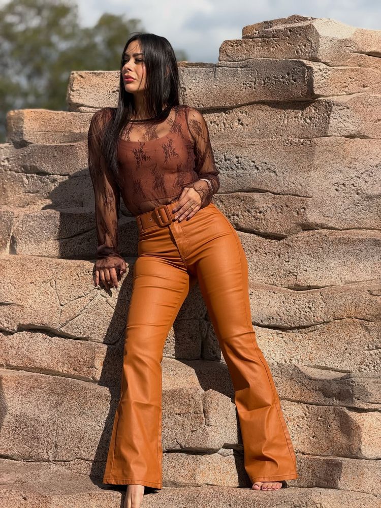 Larissa Riquelme apostó por la textura del otoño y la combinó con el color marrón de la temporada