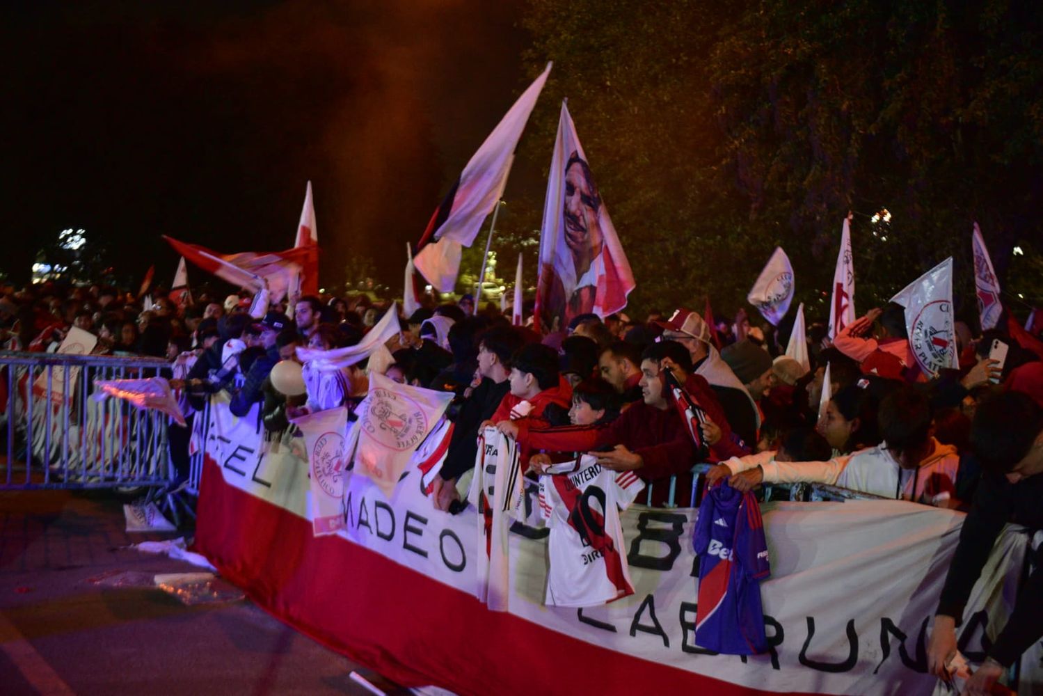 Una multitud esperó al plantel de River en Córdoba, para la final ante Belgrano.