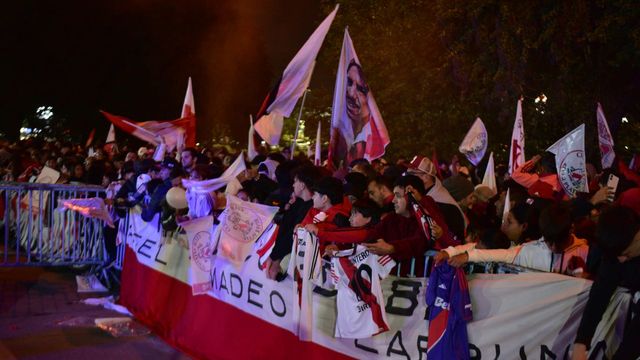 La bienvendida para River en Córdoba, con la bandera de Ángel Labruna. Su hijo Omar dirigió a Belgrano.