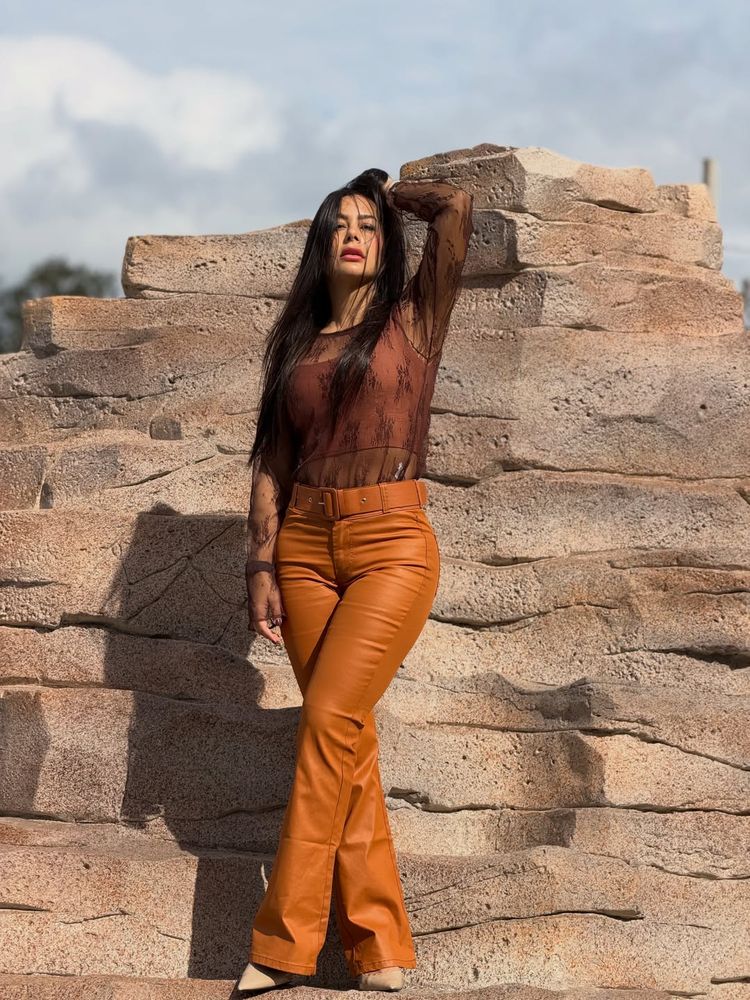 Larissa Riquelme apostó por la textura del otoño y la combinó con el color marrón de la temporada