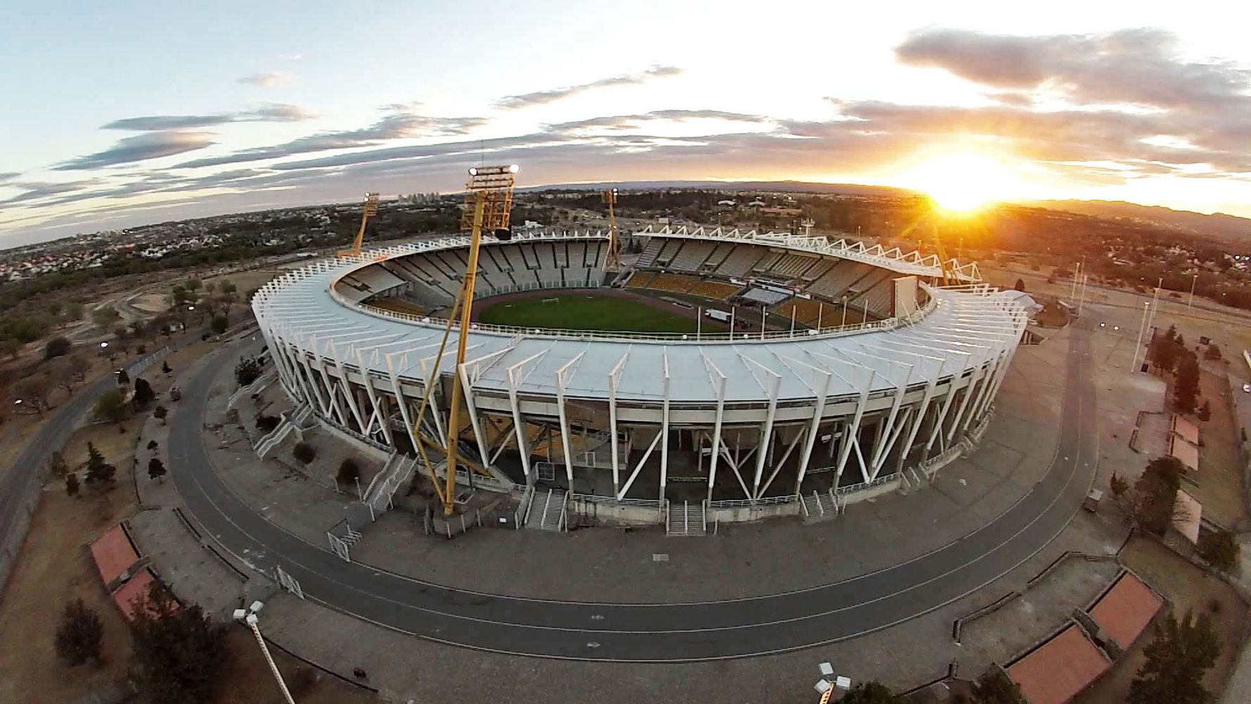 El estadio Kempes, escenario de una definición para la historia entre Belgrano y River.