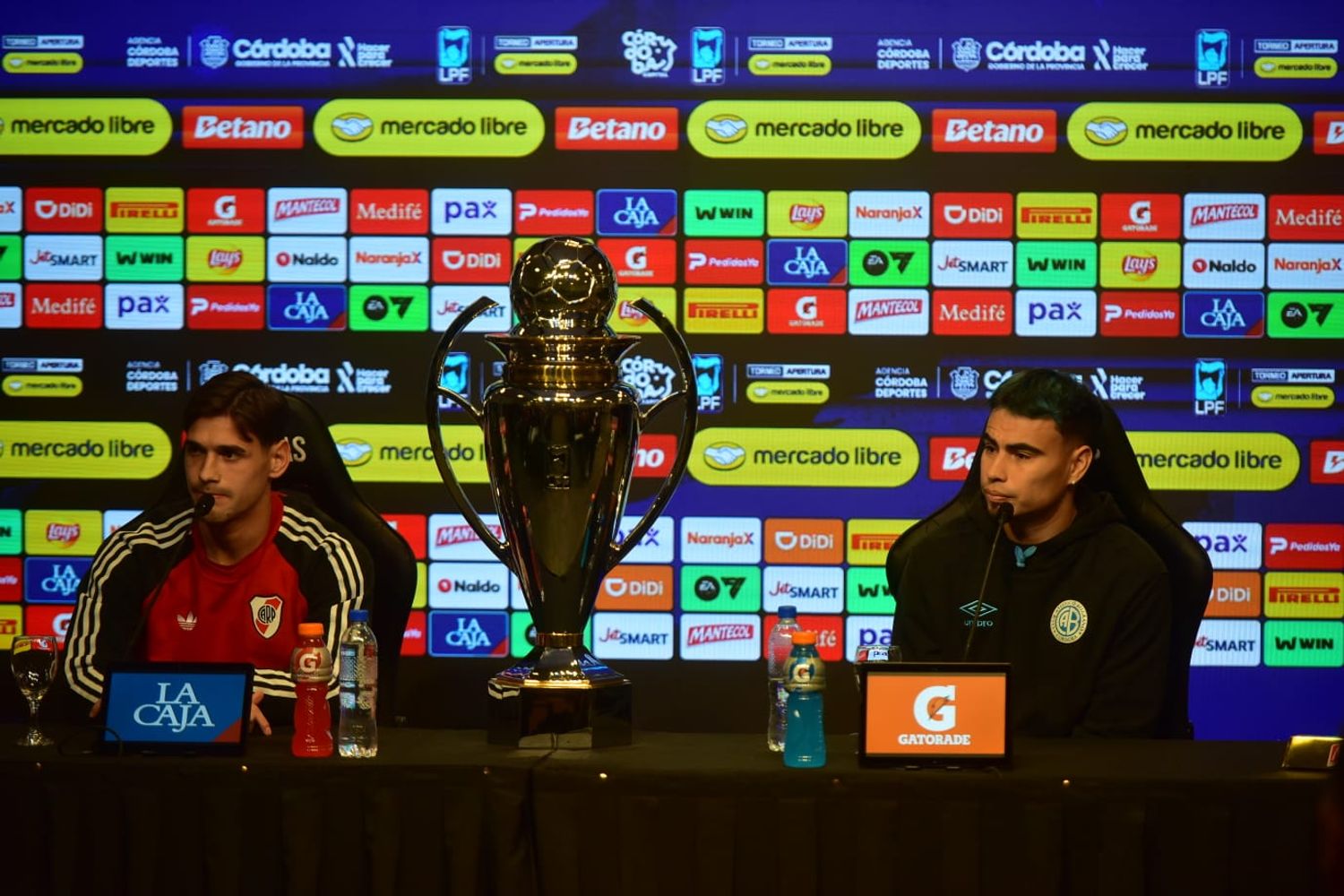 Lucas Martínez Quarta, por River, y Lucas Zelaryán, del lado de Belgrano. Los "Chinos" capitanes en la previa de la final del Apertura.