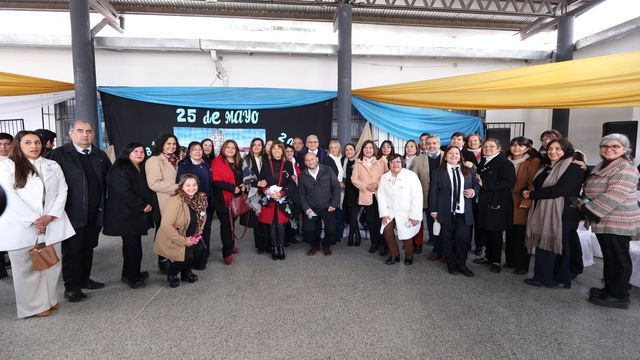 La comunidad educativa de la Escuela N.º 71 Provincia de Jujuy conmemoró el aniversario de la Revolución de Mayo junto a instituciones de la zona, familias y autoridades provinciales.