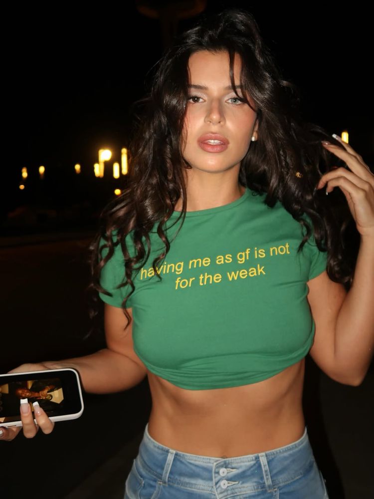 Nathy Peluso eligió un outfit urbano y la remera seleccionada causó sensación con una sugestiva frase: "Tenerme de novia..."