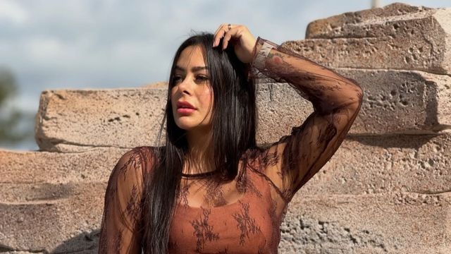 Larissa Riquelme apostó por la textura del otoño y la combinó con el color marrón de la temporada