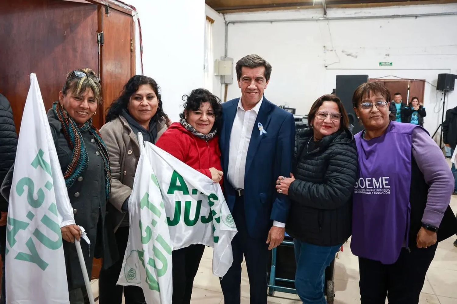 Representantes de diferentes sindicatos recibieron al gobernador Sadir, en su llegada al salón donde deliberó el Congreso Provincial de Delegados de la Corriente Sindical “Saúl Ubaldini” de la CGT Jujuy.
