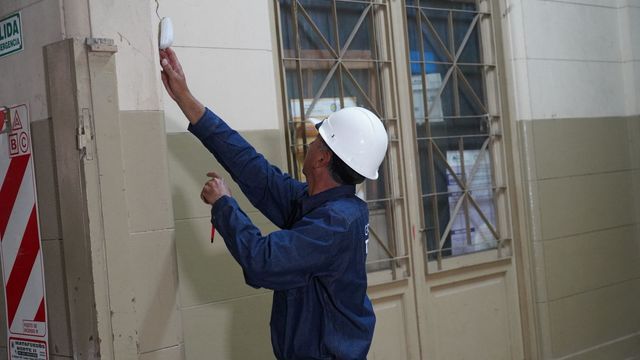 Los trabajos abarcan techos, instalación eléctrica, pisos e impermeabilización, con una planificación organizada junto a las autoridades escolares.