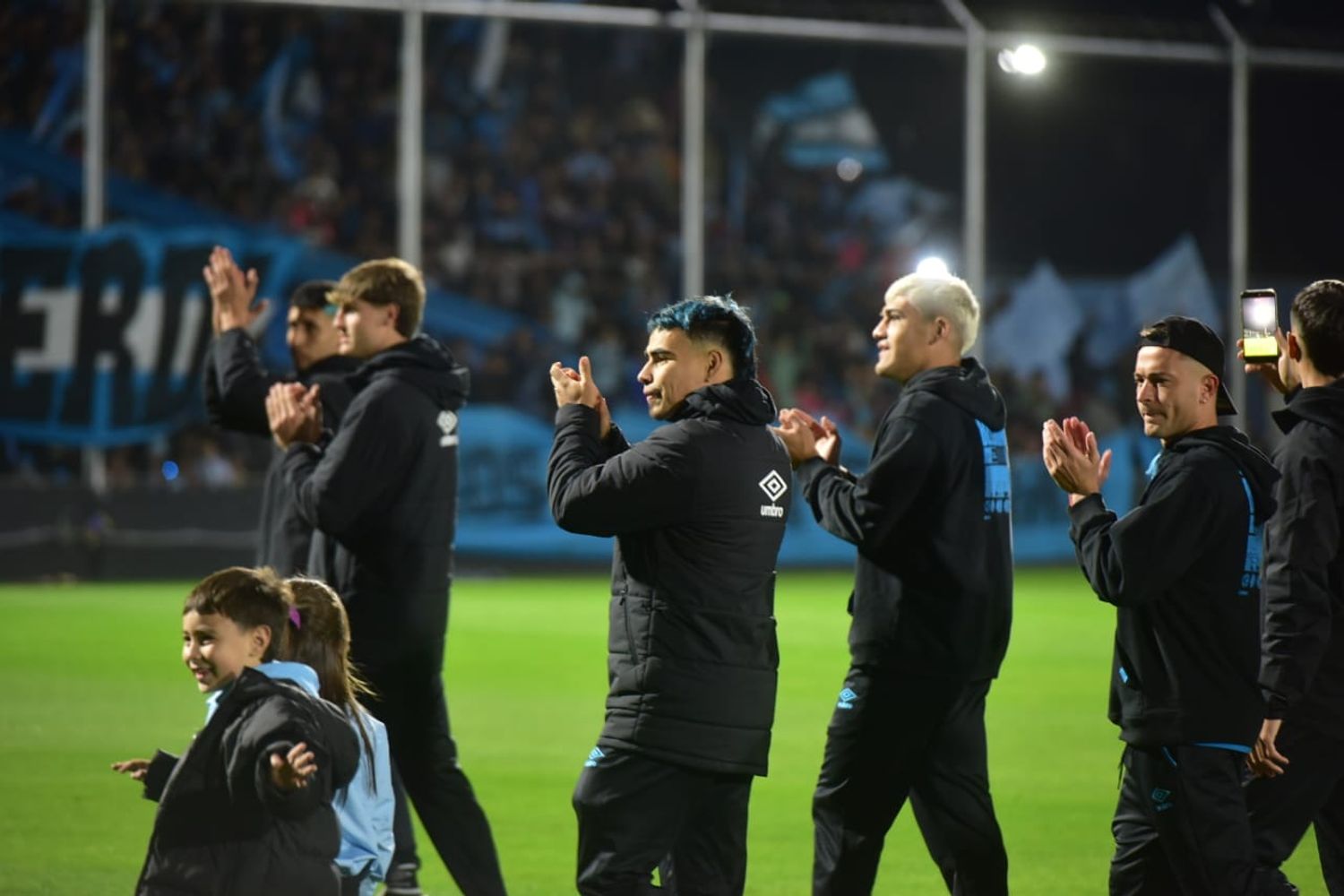 El "Chino" Zelarayán, jugador hincha de Belgrano, agradeciendo al público que colmó el Gigante.