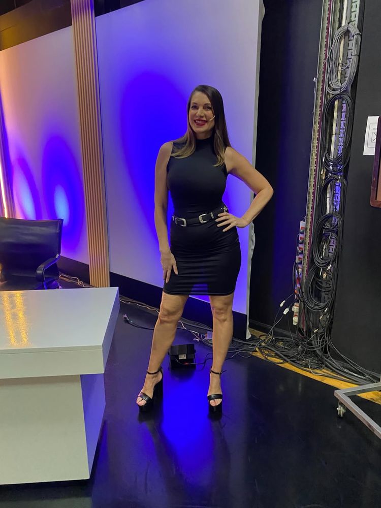 Valeria Degenaro mostró su lado periodista y arrasó con un look total black con cinturón plateado