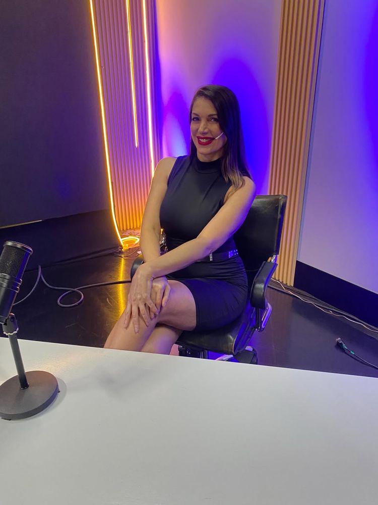 Valeria Degenaro mostró su lado periodista y arrasó con un look total black con cinturón plateado