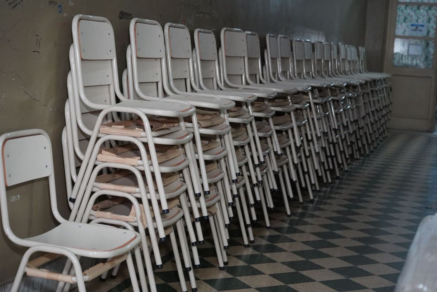La Provincia inició tareas de mantenimiento general y entregó mobiliario escolar para acompañar el normal funcionamiento del establecimiento.