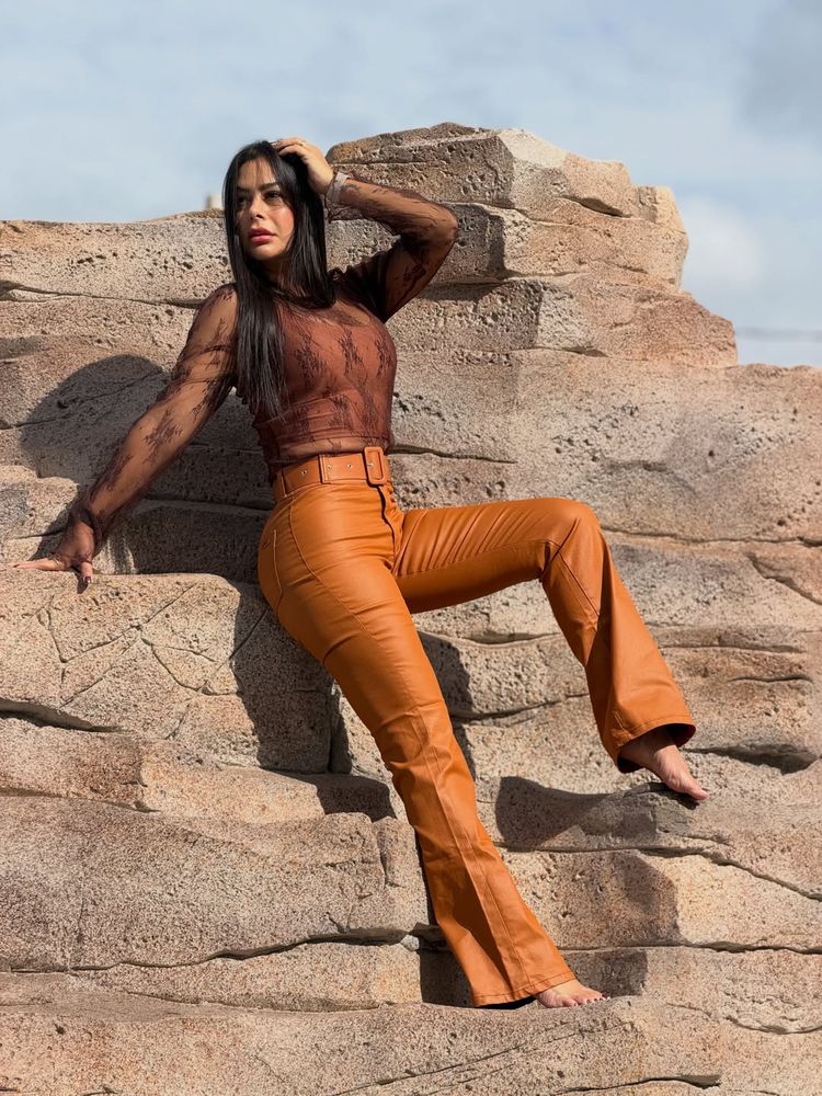 Larissa Riquelme apostó por la textura del otoño y la combinó con el color marrón de la temporada